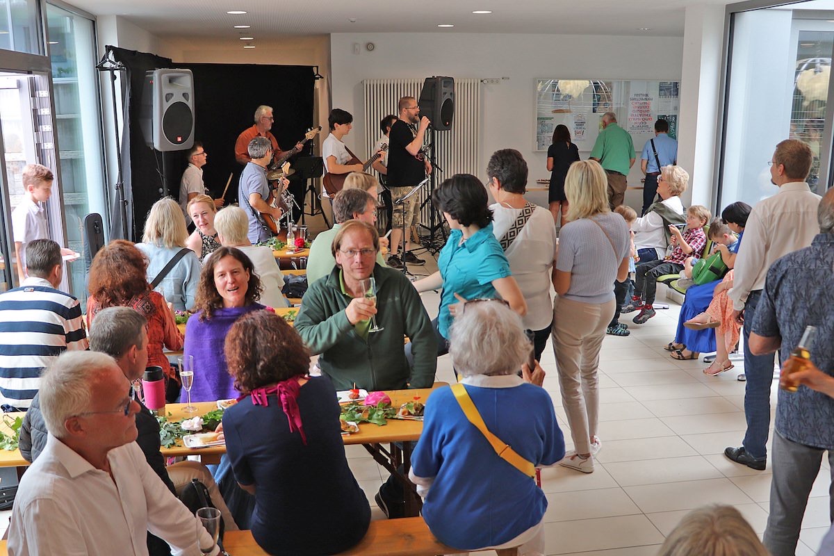 Lockere Atmosphäre im Foyer der Musikschule Homburg