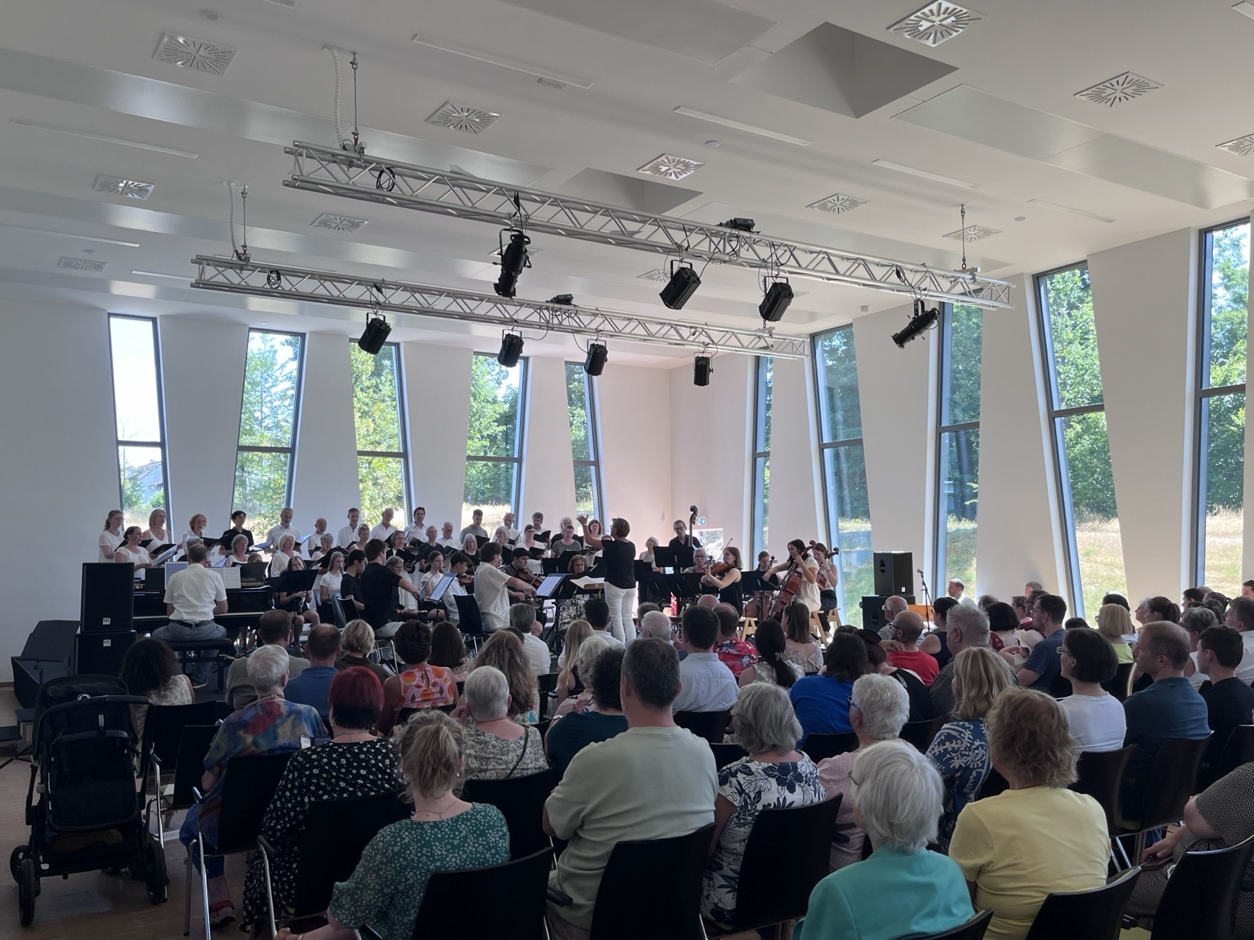 Musikschulorchester und Chor bei einem Konzert
