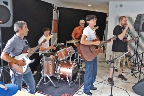 Band „Old Stuff“ spielte im Foyer