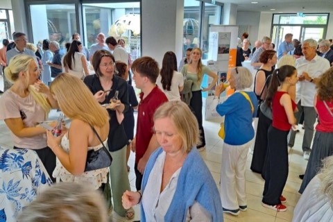 Lockere Stimmung im Foyer